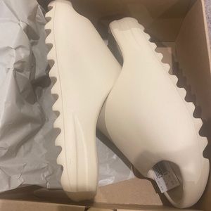 **SOLD** 2022 Yeezy Slides Bone